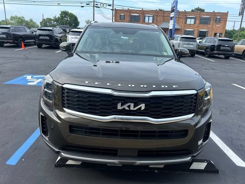 Certified 2022 Kia Telluride EX w/ EX Premium Package AWD/4WD image 2