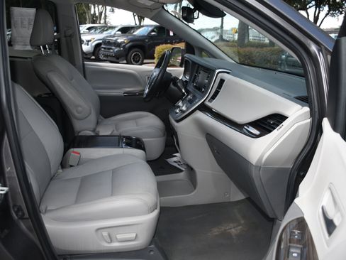 Used 2020 Toyota Sienna XLE image 22