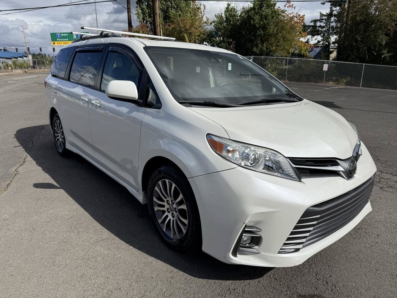 Used 2018 Toyota Sienna XLE w/ XLE Navigation Package FWD image 9