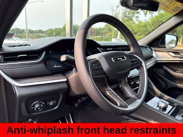 Used 2025 Jeep Grand Cherokee Limited AWD/4WD image 36