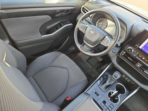 Used 2023 Toyota Highlander L FWD image 17
