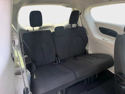Used 2017 Chrysler Pacifica Touring FWD image 23