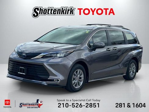 Used 2024 Toyota Sienna XLE FWD image 1