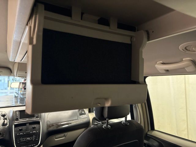Used 2011 Dodge Grand Caravan Crew FWD image 31