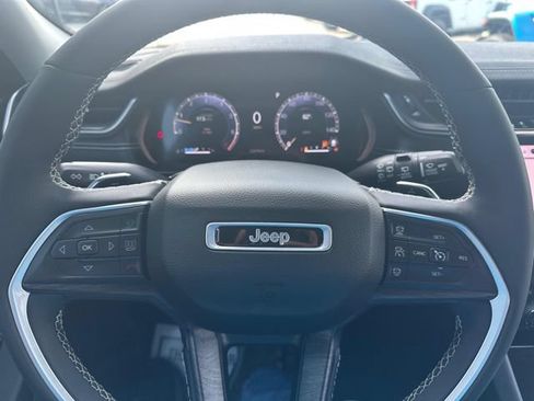 Used 2023 Jeep Grand Cherokee Limited w/ Trailer Tow Prep Group (B) AWD/4WD image 17