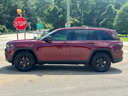 Used 2025 Jeep Grand Cherokee Altitude RWD image 5