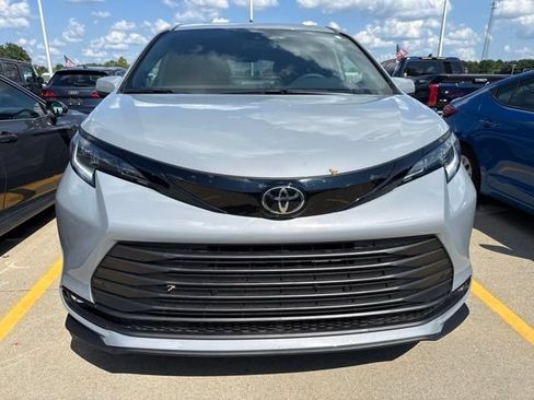 Used 2026 Toyota Sienna XLE Woodland Edition AWD/4WD image 12