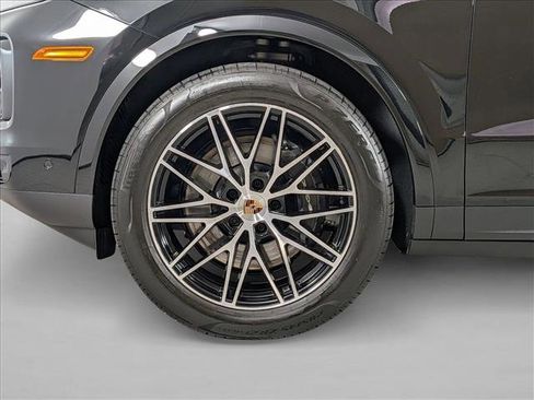 Certified 2025 Porsche Cayenne Coupe AWD/4WD image 27