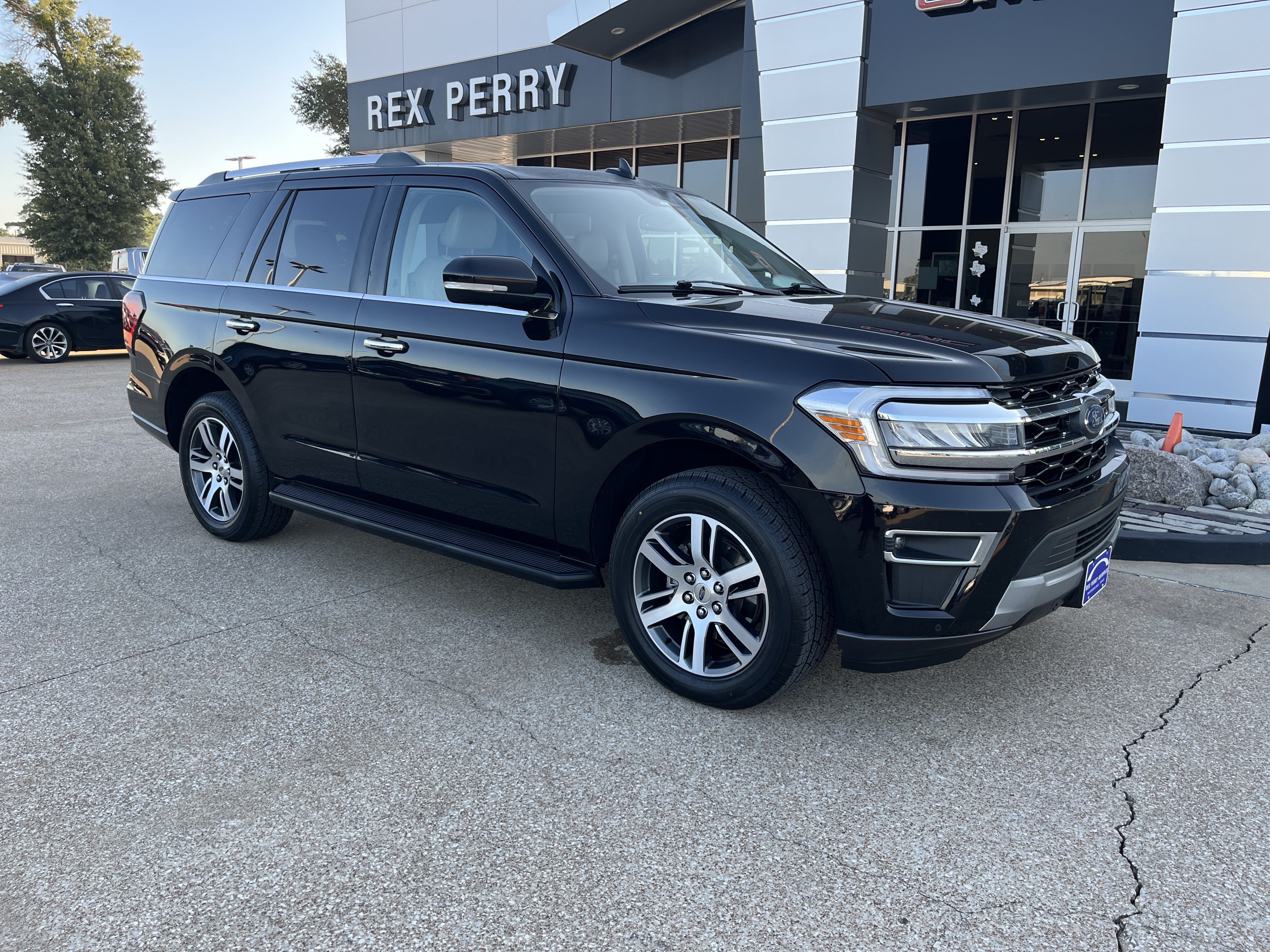 Used 2024 Ford Expedition Limited AWD/4WD image 2