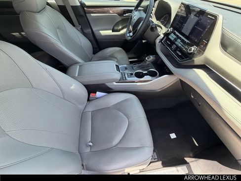 Used 2020 Toyota Highlander Limited FWD image 12