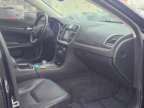 Used 2016 Chrysler 300 C image 9