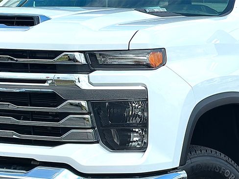 Used 2025 Chevrolet Silverado 2500 LT w/ Convenience Package AWD/4WD image 4