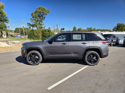 New 2025 Jeep Grand Cherokee Limited w/ Black Appearance Package RWD image 9