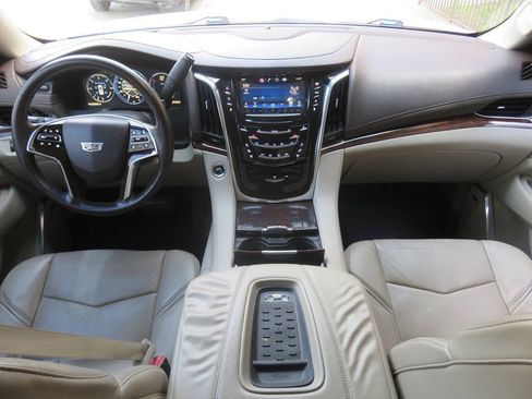 Used 2015 Cadillac Escalade Luxury AWD/4WD image 12