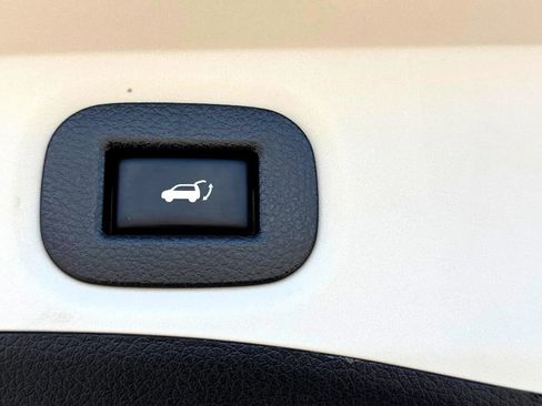 Used 2018 Nissan Rogue SV image 32