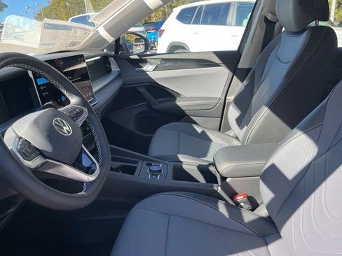 New 2026 Volkswagen Tiguan SE image 8