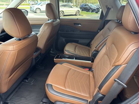 Used 2023 Nissan Pathfinder Platinum image 13