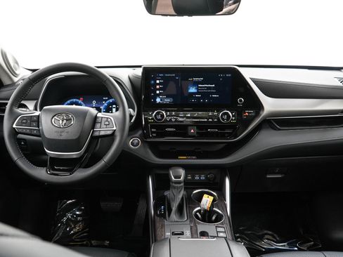 Used 2026 Toyota Highlander Limited AWD/4WD image 17