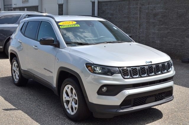 Used 2024 Jeep Compass Latitude AWD/4WD image 2