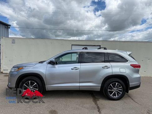 Used 2017 Toyota Highlander XLE AWD/4WD image 4
