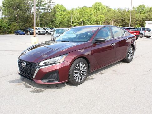 Used 2024 Nissan Altima 2.5 SV FWD image 3
