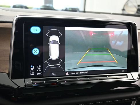 Used 2024 Volkswagen Atlas SE w/ Panoramic Sunroof Package FWD image 18