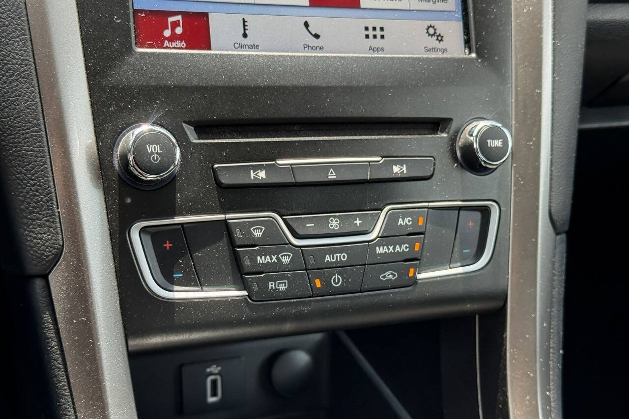 Used 2018 Ford Fusion SE w/ Fusion SE Technology Package FWD image 28