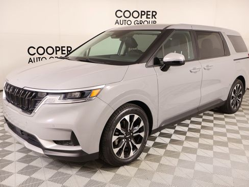 Used 2022 Kia Carnival EX image 11
