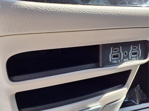 Used 2024 Chrysler Pacifica Touring-L FWD image 12