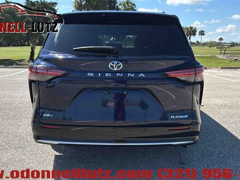 Used 2025 Toyota Sienna Platinum image 9