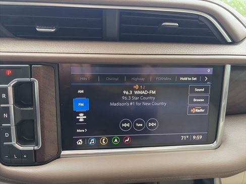 Used 2021 GMC Yukon XL Denali w/ Denali Ultimate Package AWD/4WD image 18
