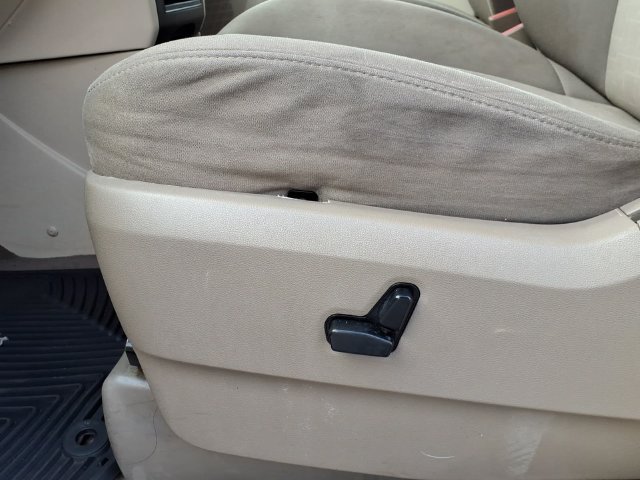 Used 2009 Volkswagen Routan SE FWD image 16