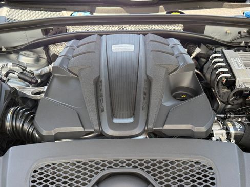 Used 2023 Porsche Macan S AWD/4WD image 43