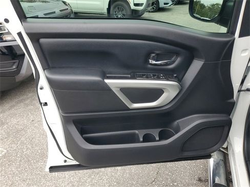 Used 2019 Nissan Titan SV image 8