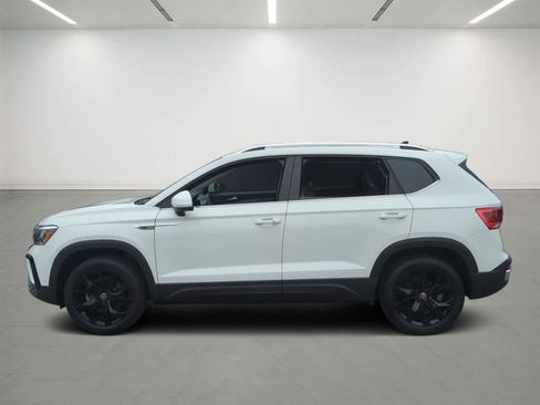 Used 2023 Volkswagen Taos SE w/ Panoramic Sunroof Package FWD image 3