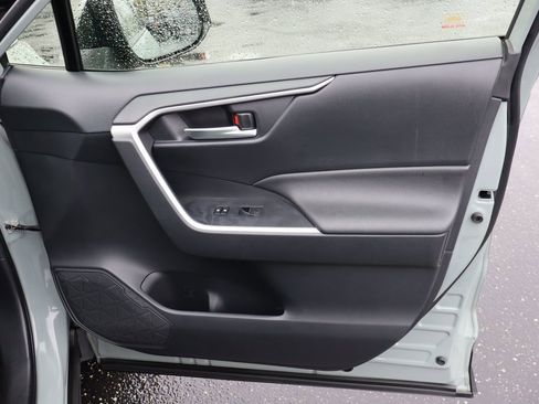 Used 2020 Toyota RAV4 XLE Premium image 28