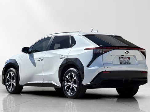 Used 2024 Toyota bZ4X XLE w/ Weather Package FWD image 7