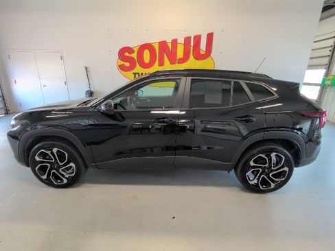Used 2025 Chevrolet Trax RS w/ Sunroof Package FWD image 2