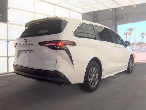 Used 2021 Toyota Sienna LE FWD image 3