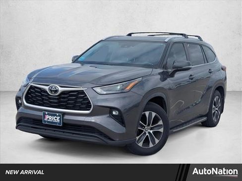 Used 2024 Toyota Highlander XLE image 1
