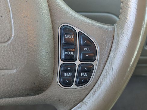 Used 2004 Lincoln Town Car Signature image 23