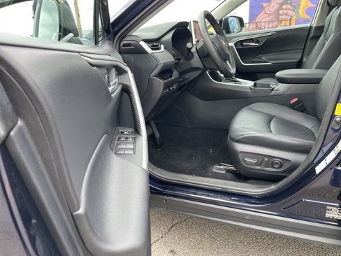 Used 2021 Toyota RAV4 XLE Premium image 14