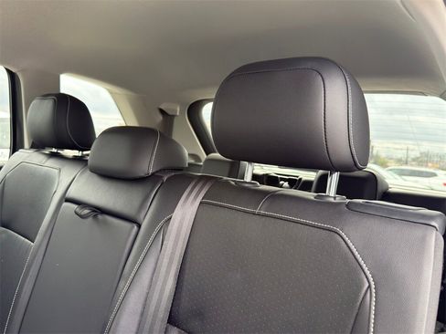 Used 2022 Volkswagen Tiguan SE image 31