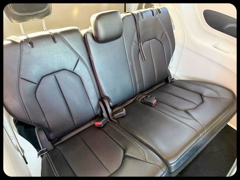 Used 2024 Chrysler Pacifica Touring-L FWD image 22