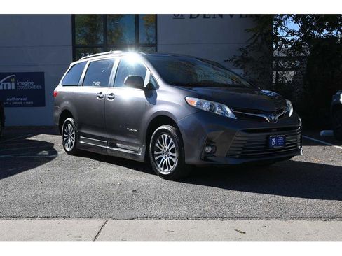 Used 2020 Toyota Sienna XLE image 3