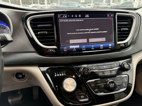 Used 2022 Chrysler Pacifica Touring-L image 18