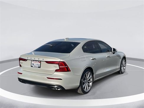 Used 2020 Volvo S60 T5 Momentum w/ Premium Package image 5