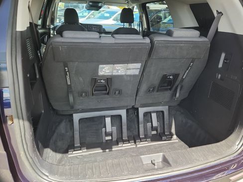 Used 2024 Kia Carnival LX FWD image 12