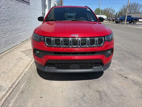 Used 2024 Jeep Compass Latitude AWD/4WD image 2