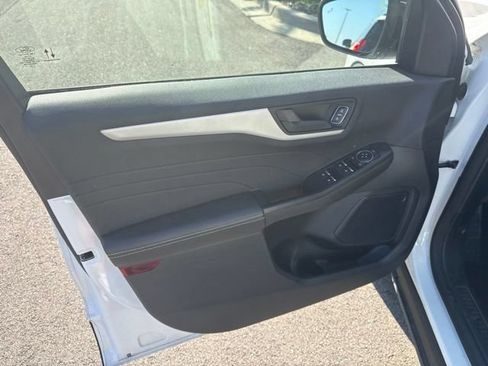 Used 2022 Ford Escape SE w/ SE Sport Appearance Package FWD image 7